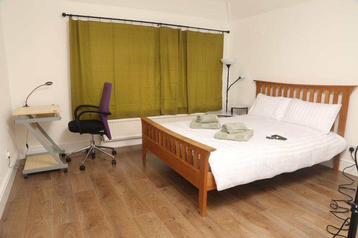 Spacious Modern 3 Bedroom House 4 You, Me And Them Apartment *