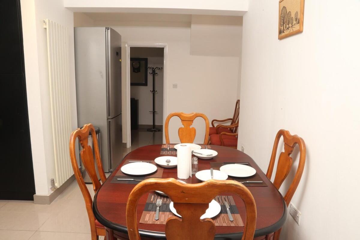 Apartment Spacious Modern 3 Bedroom House 4 You, Me And Them *