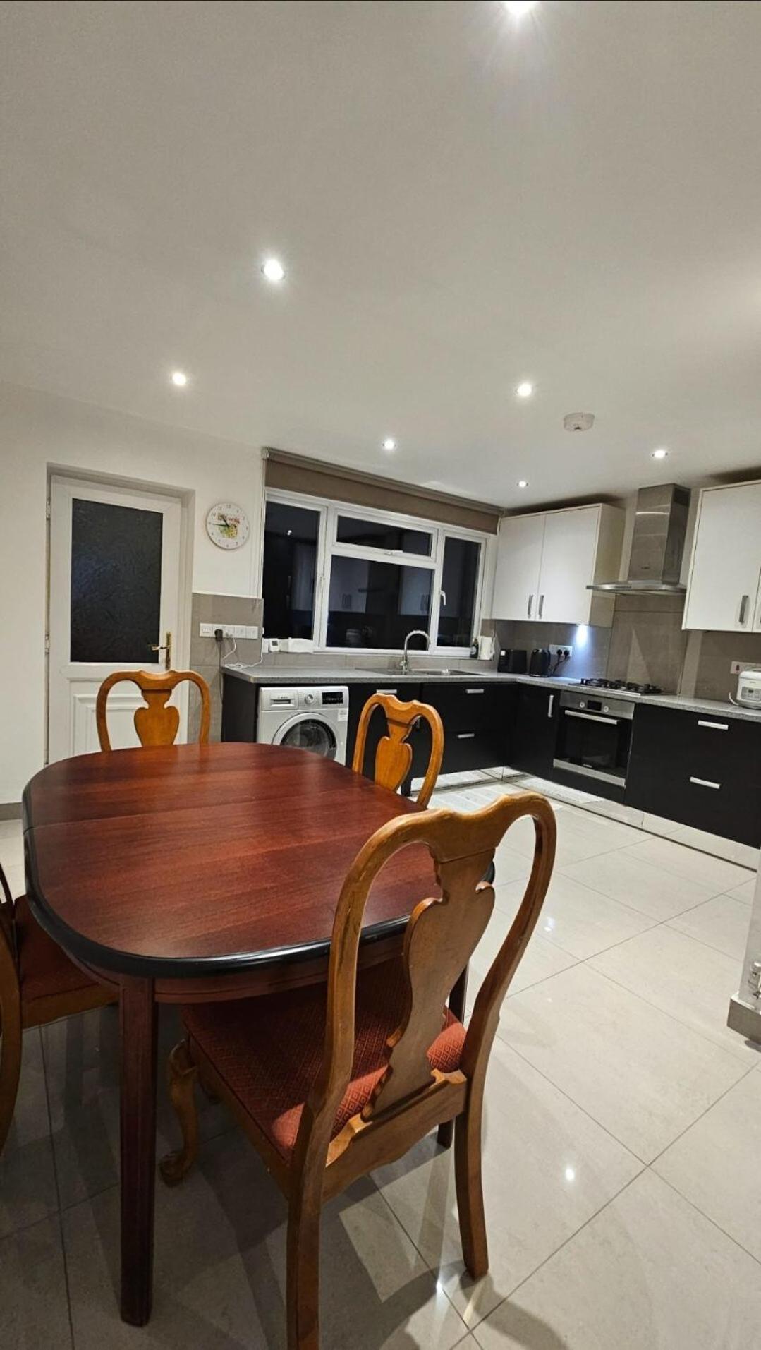 Apartment Spacious Modern 3 Bedroom House 4 You, Me And Them Oxford