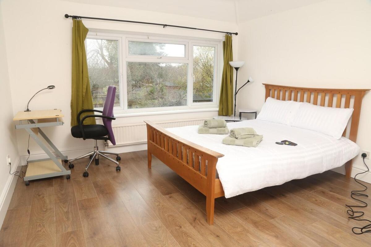 Spacious Modern 3 Bedroom House 4 You, Me And Them Apartment