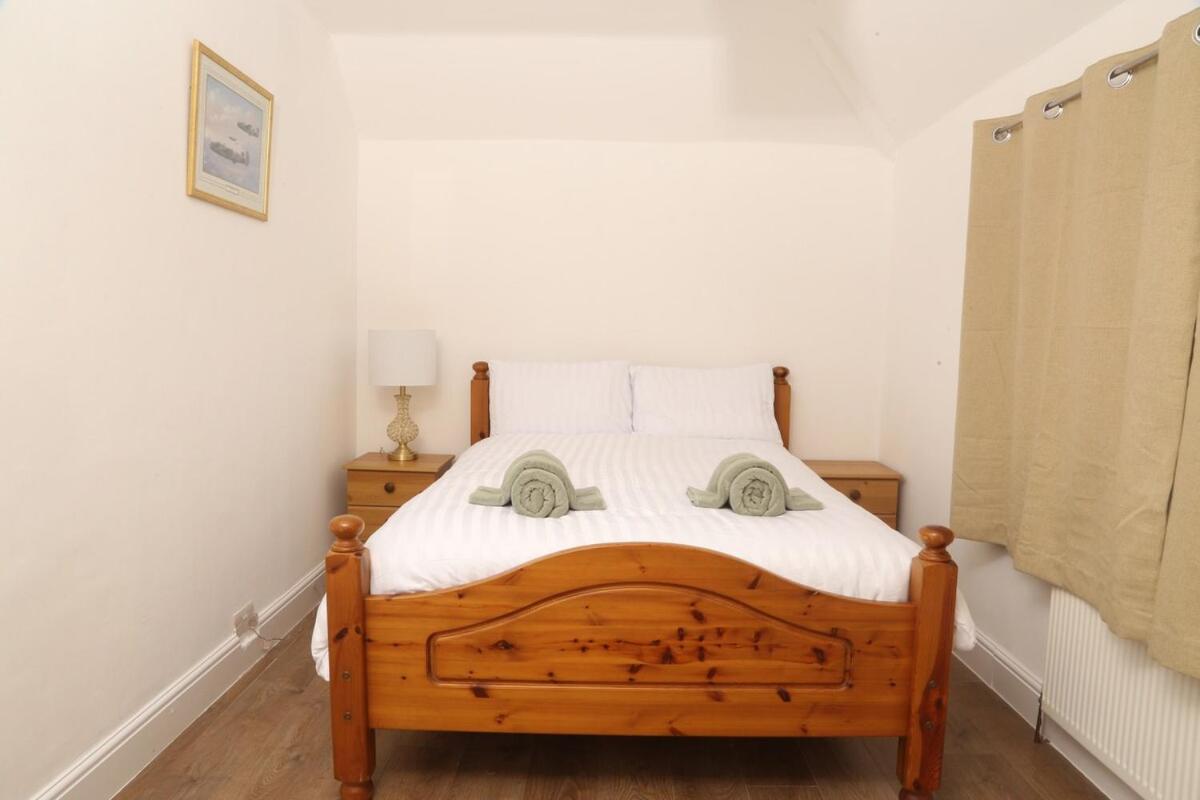 Apartment Spacious Modern 3 Bedroom House 4 You, Me And Them *
