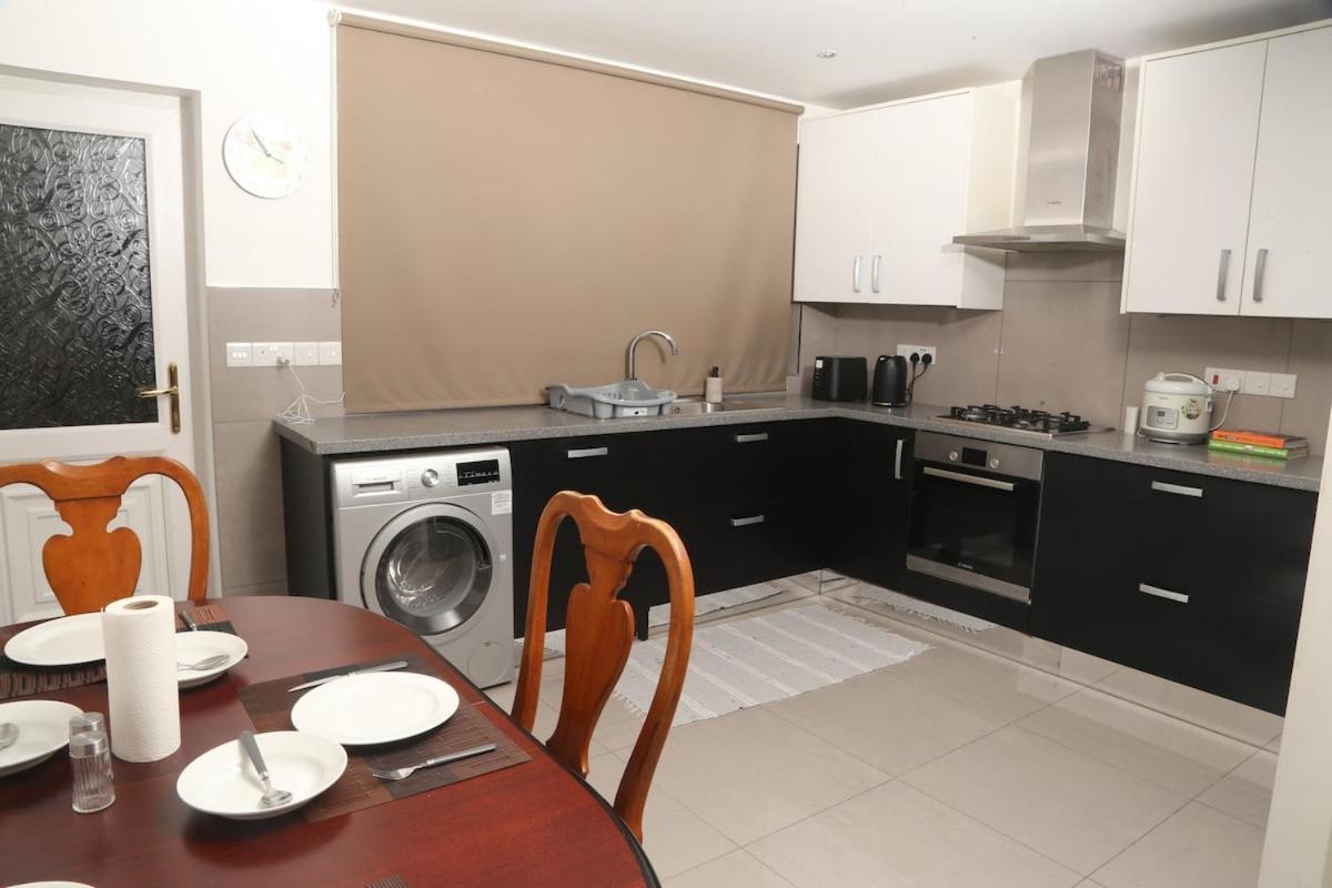 Apartment Spacious Modern 3 Bedroom House 4 You, Me And Them Oxford
