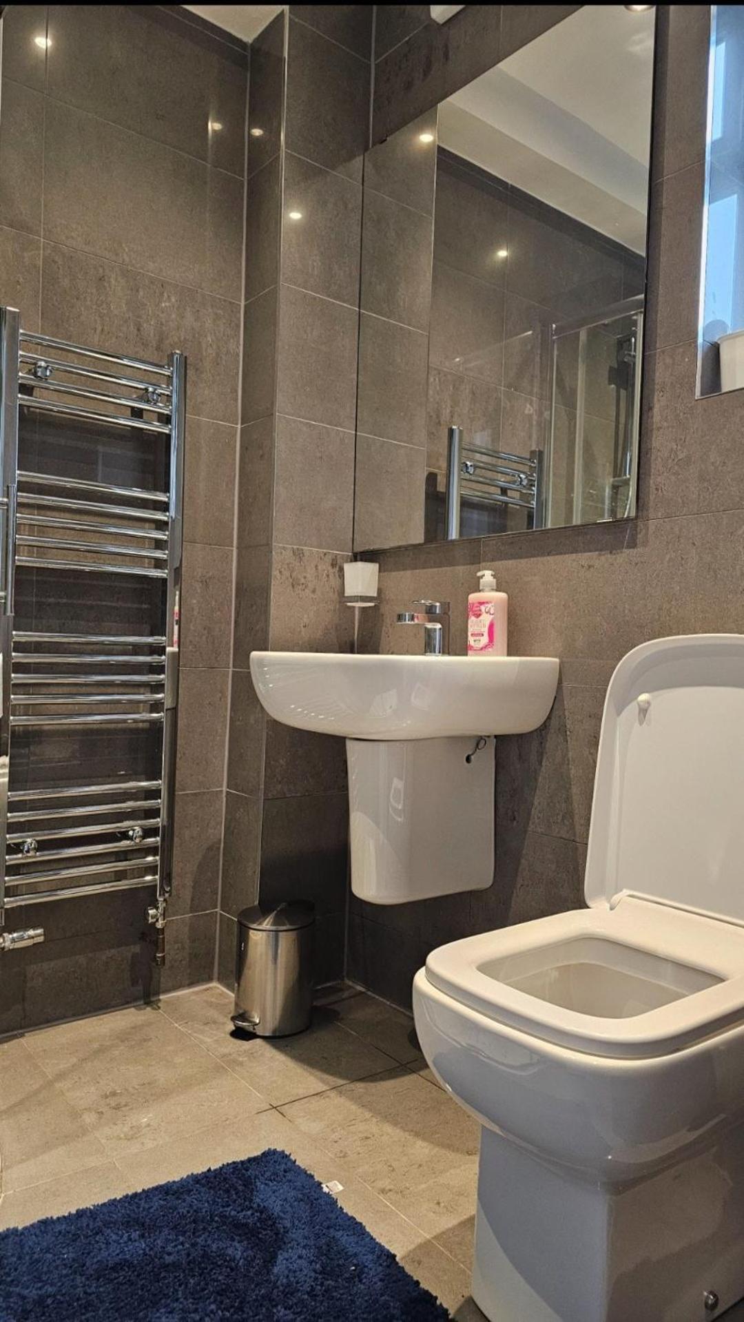 Spacious Modern 3 Bedroom House 4 You, Me And Them Oxford