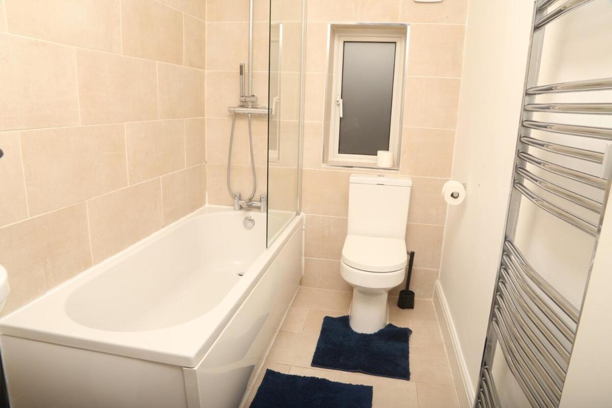Apartment Spacious Modern 3 Bedroom House 4 You, Me And Them