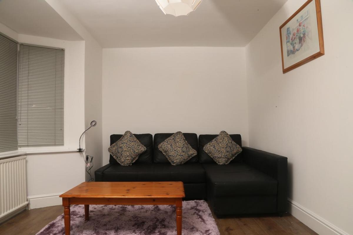 Apartment Spacious Modern 3 Bedroom House 4 You, Me And Them
