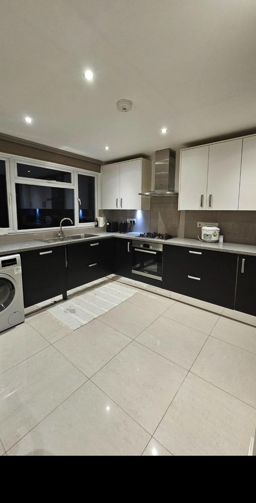 Spacious Modern 3 Bedroom House 4 You, Me And Them Apartment *