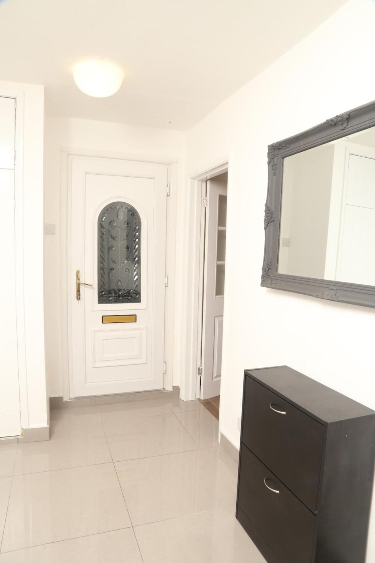 Apartment Spacious Modern 3 Bedroom House 4 You, Me And Them
